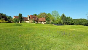 A large grassy field with a house in the background. - Holiday Home 'Barn Cottage' with Wi-Fi (Bourniquel)