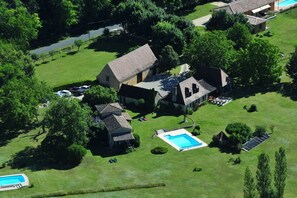 An aerial view of a residential property with multiple buildings, a swimming pool, and a solar panel. - Holiday Home 'May Cottage At Domaine De Leygue' with Wi-Fi (Bourniquel)