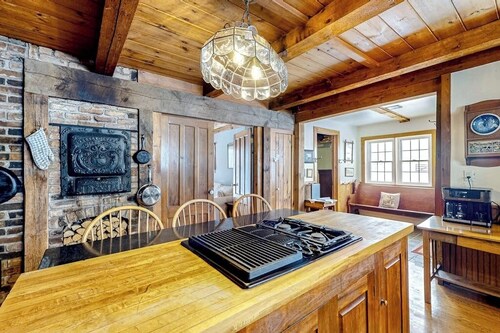 3BR rustic acreage with deck & grill