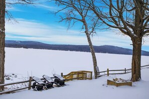 A snowy landscape with a wooden bench and a wooden fence. - 3BR house, dog-friendly, beach access, bbq, withd (Schroon Lake)
