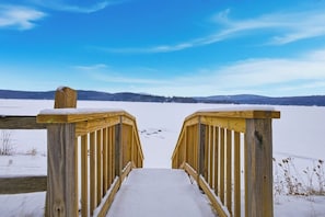 A wooden bridge leading to a snowy landscape with a clear sky. - 3BR house, dog-friendly, beach access, bbq, withd (Schroon Lake)