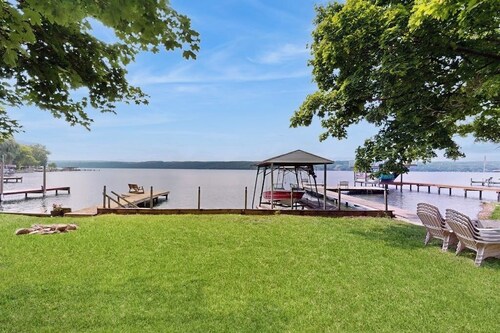 3BR home plus extra space, large deck & dock