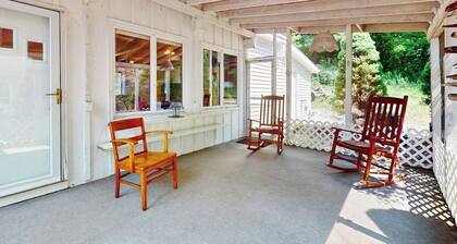 3BR home plus extra space, large deck & dock