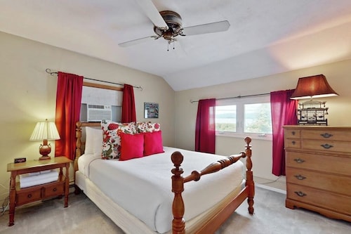 3BR home plus extra space, large deck & dock