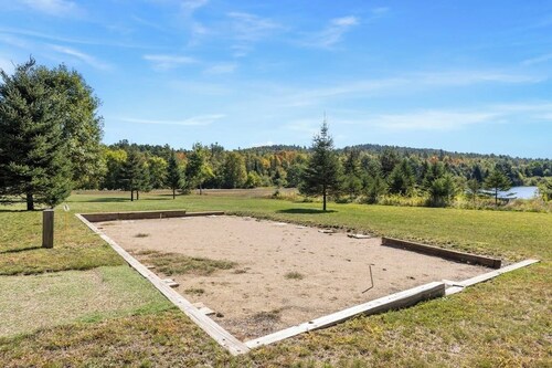3 BR riverfront house with wood stove - near skiing