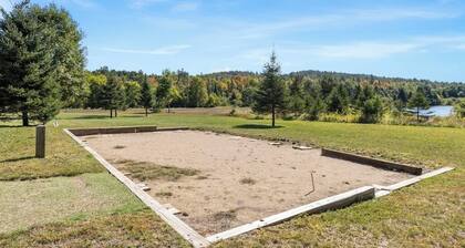 3 BR riverfront house with wood stove - near skiing