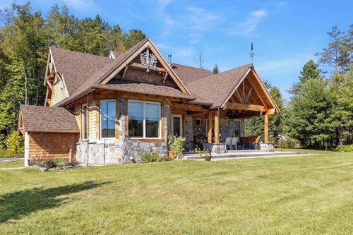 3 BR riverfront house w/ wood stove - near skiing