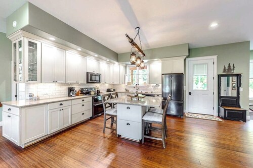3 BR riverfront house with wood stove - near skiing