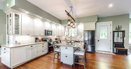 3 BR riverfront house with wood stove - near skiing