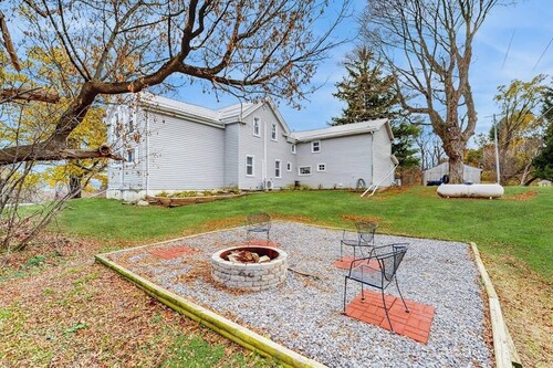 6 BR house w/ hot tub, fireplace + dog friendly