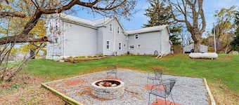 6 BR house w/ hot tub, fireplace + dog friendly