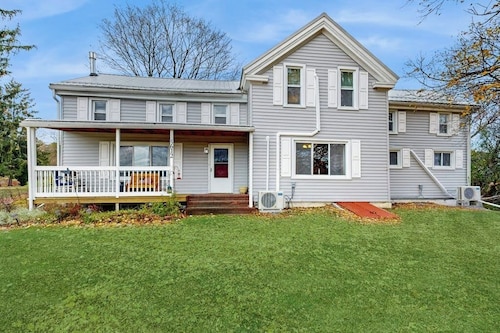 6 BR house with hot tub, fireplace - dog friendly