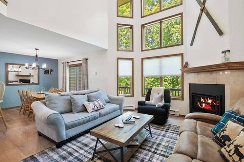 3 BR townhome w/deck, grill, fireplace- ski nearby