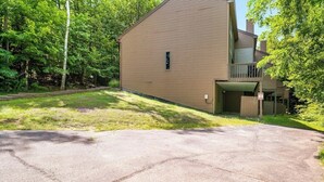 Un bâtiment d’un seul étage, doté d’un toit plat, d’un petit balcon et d’une porte de garage.