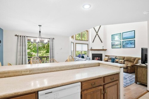 3 BR townhome withdeck, grill, fireplace- ski nearby