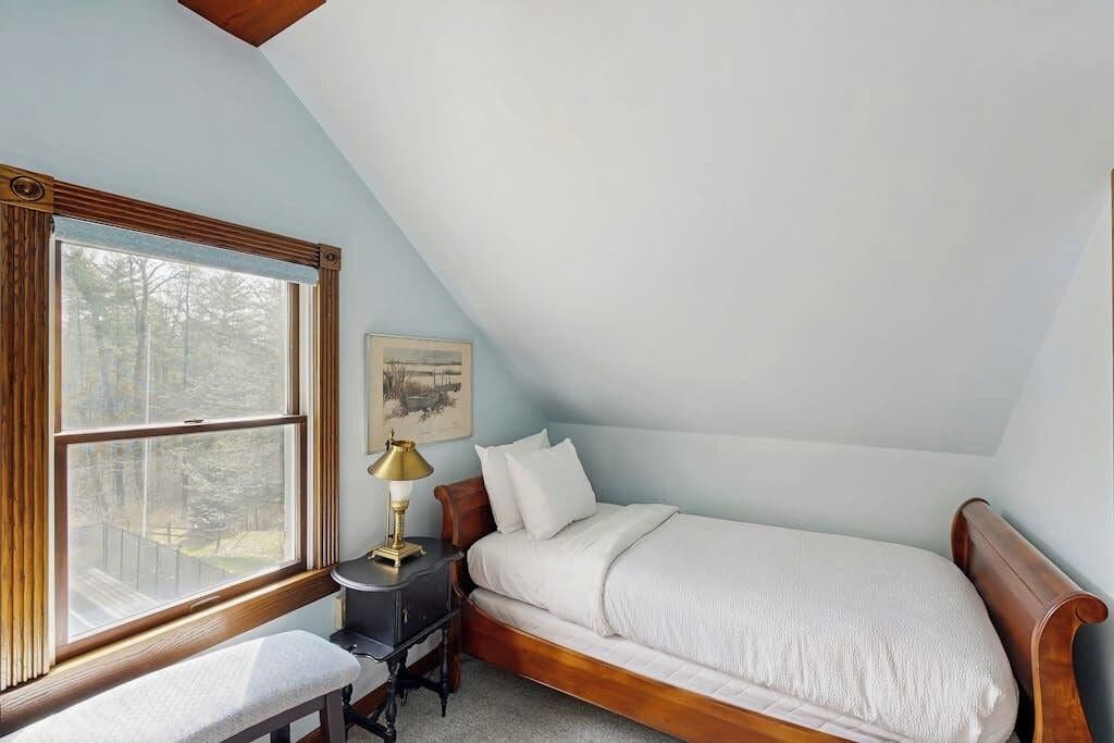 Desk, iron/ironing board, WiFi, bed sheets