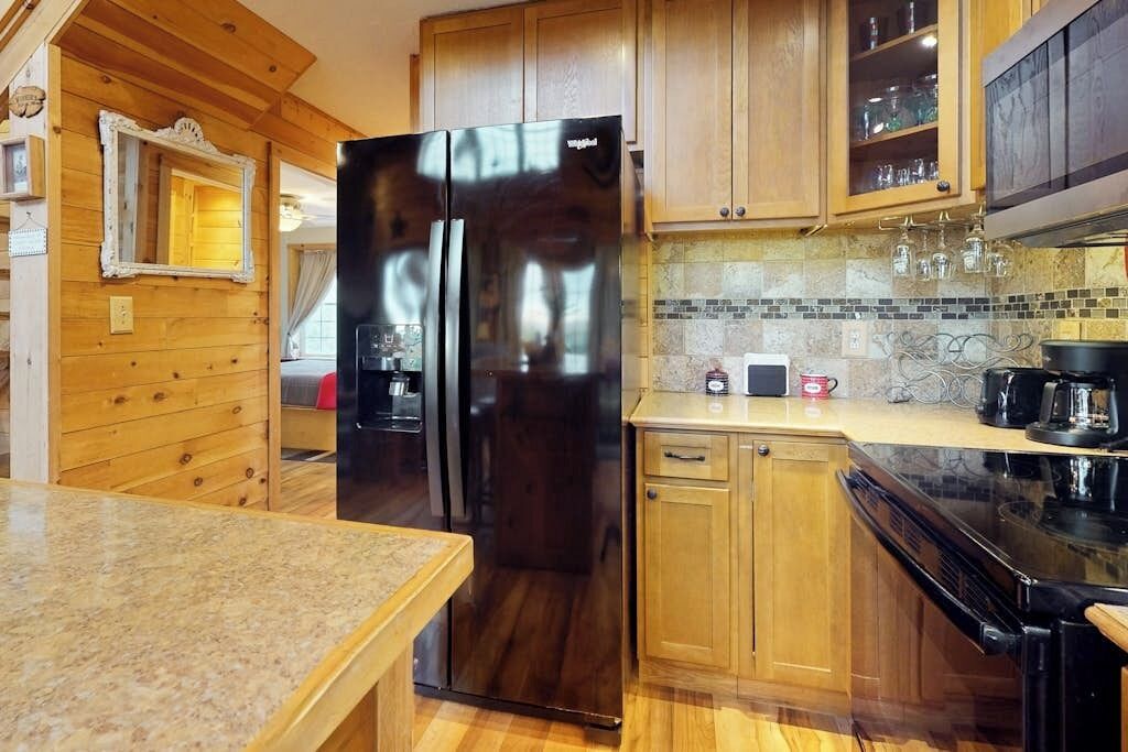 Wasserkocher mit Kaffee-/Teezubehör, Kühlschrank, Mikrowelle, Ofen