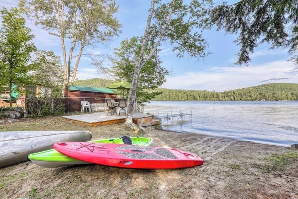 A lakeside cabin with kayaks and a deck overlooking the water. - Peaceful 3BR Lakefront Adirondacks - Dock (Brant Lake)