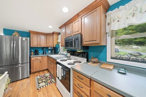 3BR dog-friendly riverfront house with private dock