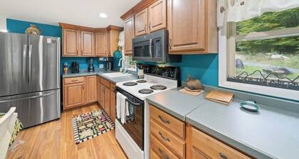 3BR dog-friendly riverfront house with private dock