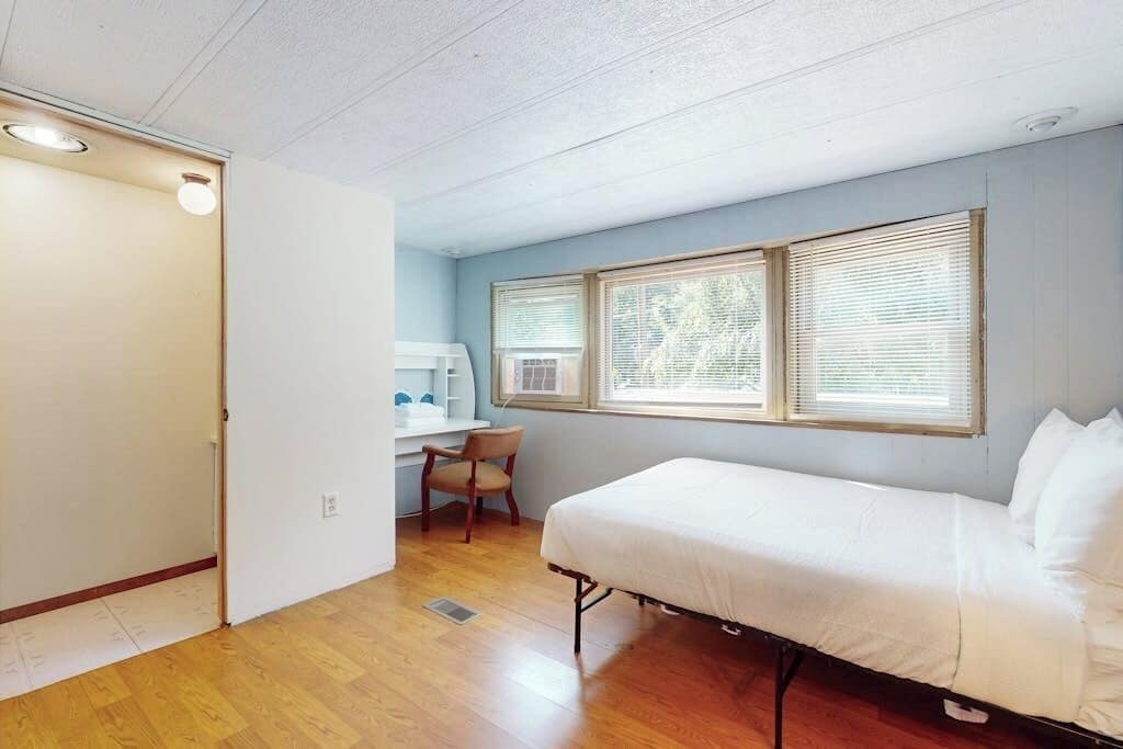 Desk, WiFi, bed sheets