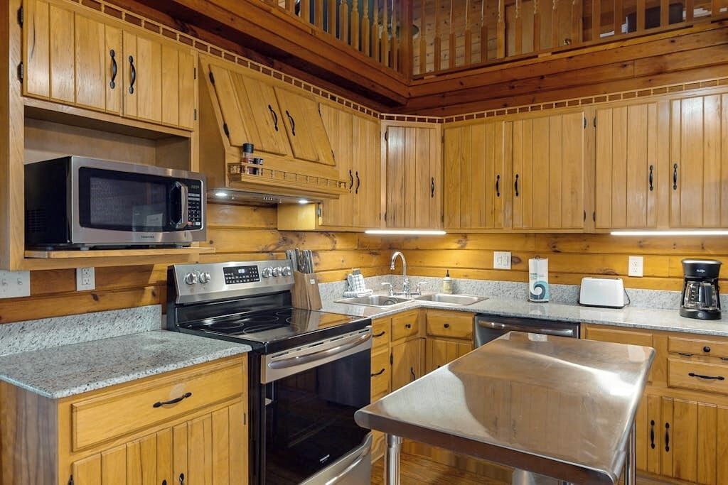 Wasserkocher mit Kaffee-/Teezubehör, Kühlschrank, Mikrowelle, Ofen