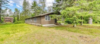 Spacious 4BR with firepit & dock, nearby lake access