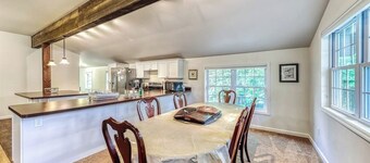 Spacious 4BR with firepit & dock, nearby lake access