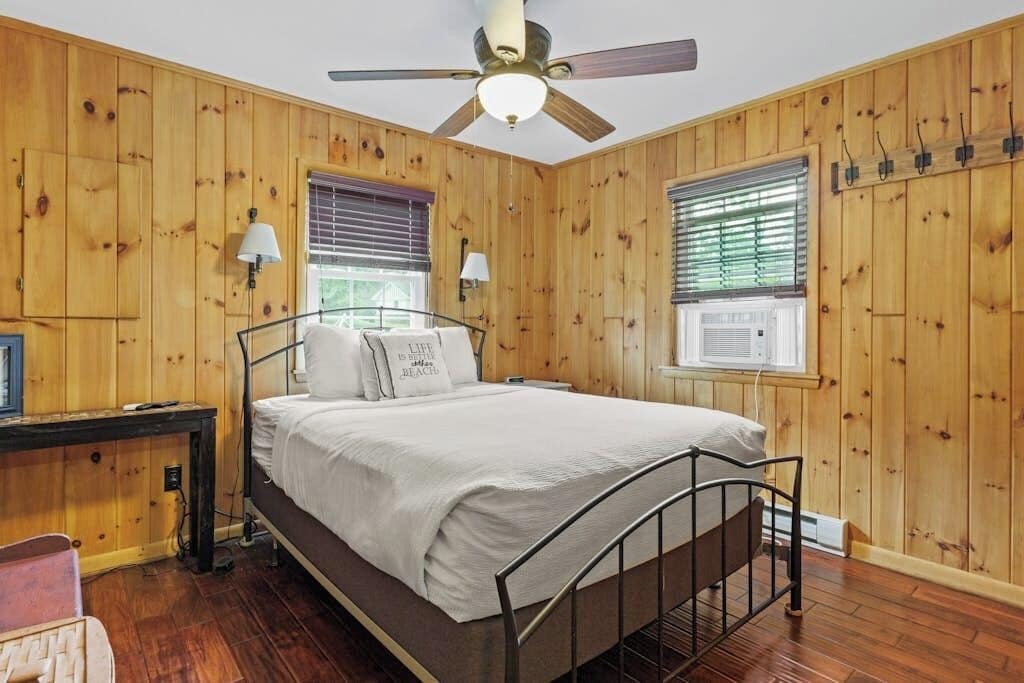 Desk, WiFi, bed sheets