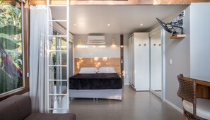 Une chambre à coucher comprenant un lit, un bureau, une chaise et une armoire.
