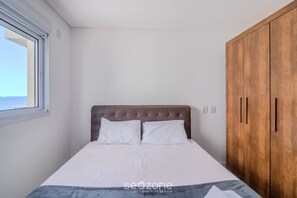A bedroom with a bed, a window, and a wardrobe. - Sea View Apt w/ BBQ 50m From Beach Shc0606 (Picarras)