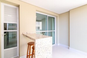 A balcony with a marble countertop and a single wooden stool. - Sea View Apt w/ BBQ 50m From Beach Shc0606 (Picarras)
