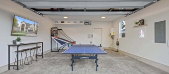 Luxury Designer Home -Private Oasis, Jacuzzi, Spa