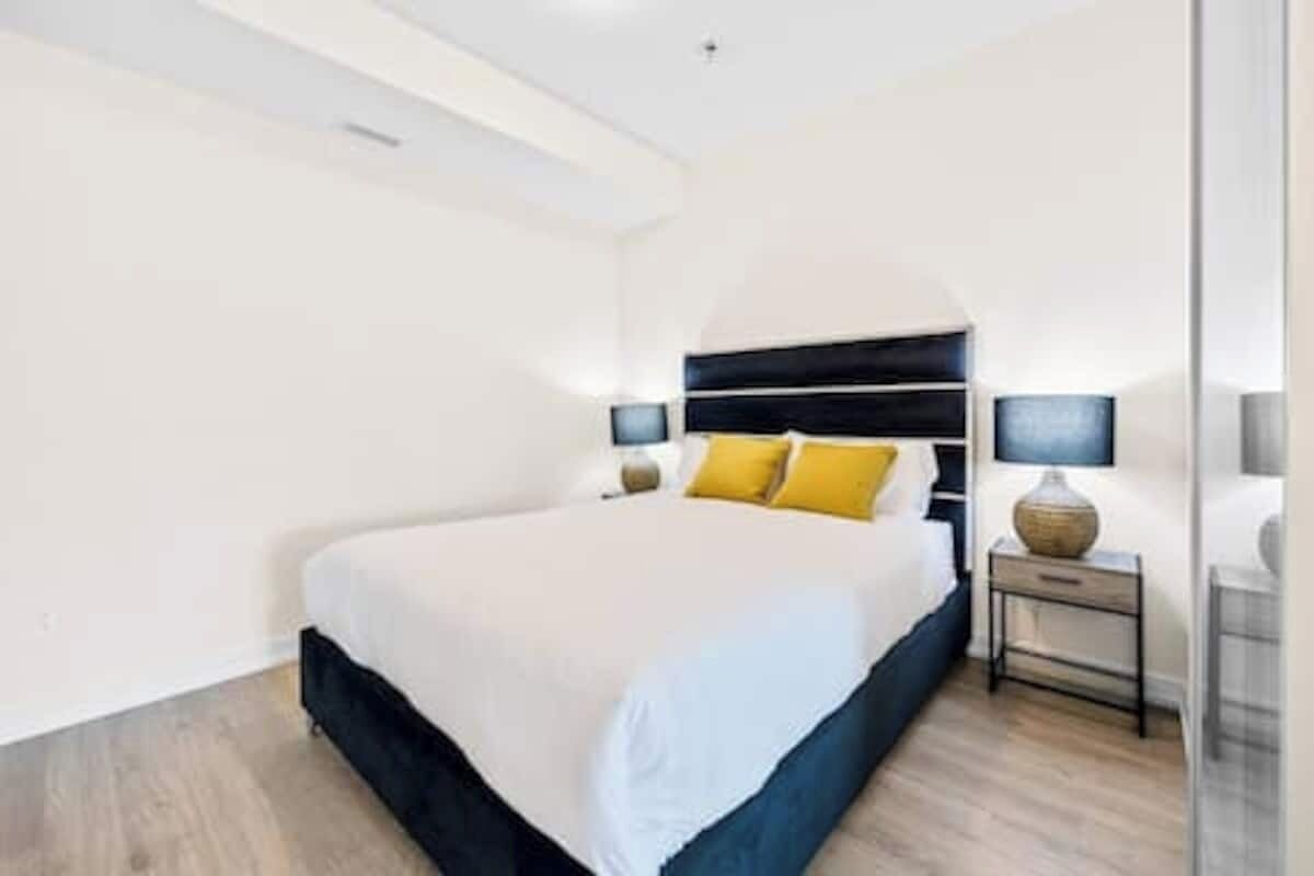 Een strijkplank/strijkijzer, gratis wifi, beddengoed