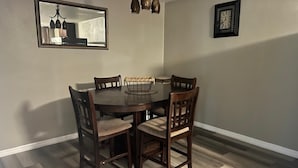Dining - 3-bedroom house in awesome Clearwater with everything Tampa Bay area can offer. (Clearwater)