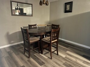 Dining - 3-bedroom house in awesome Clearwater with everything Tampa Bay area can offer. (Clearwater)
