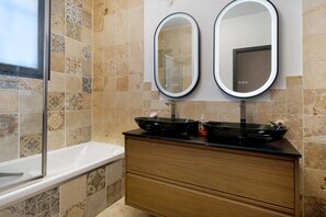 Shower, hair dryer, towels
