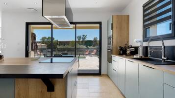 Coffee/tea maker, fridge, microwave, oven