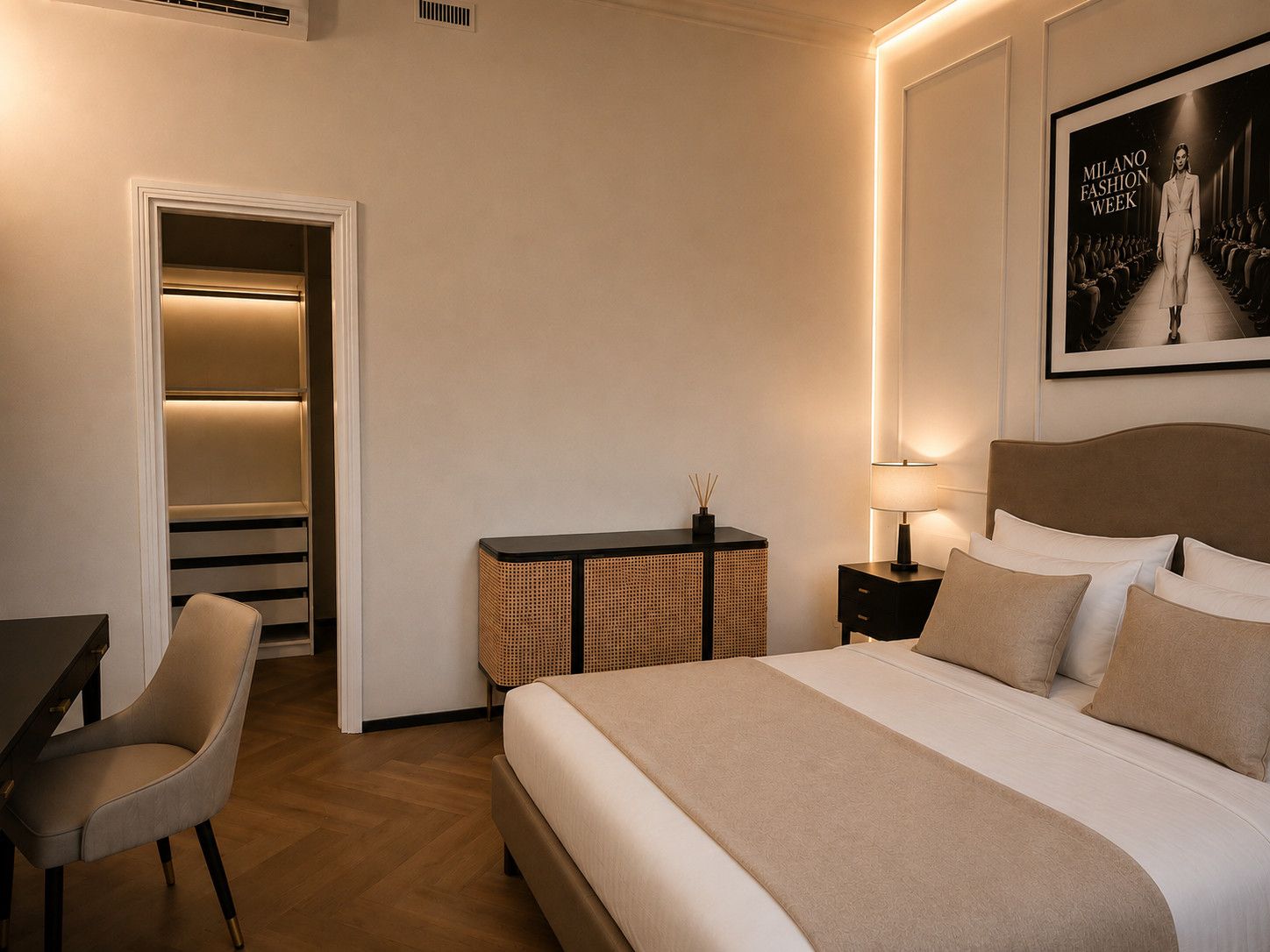 Una habitación de hotel con cama, mesitas de noche, escritorio, silla y armario.