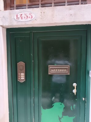 A green door with a 'LETTE' sign, a mail slot, and a keyhole. - Room 1 with Wi-Fi and Air Conditioning (Venezia)