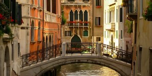 A stone bridge over a canal with buildings on either side. - Room 1 with Wi-Fi and Air Conditioning (Venezia)