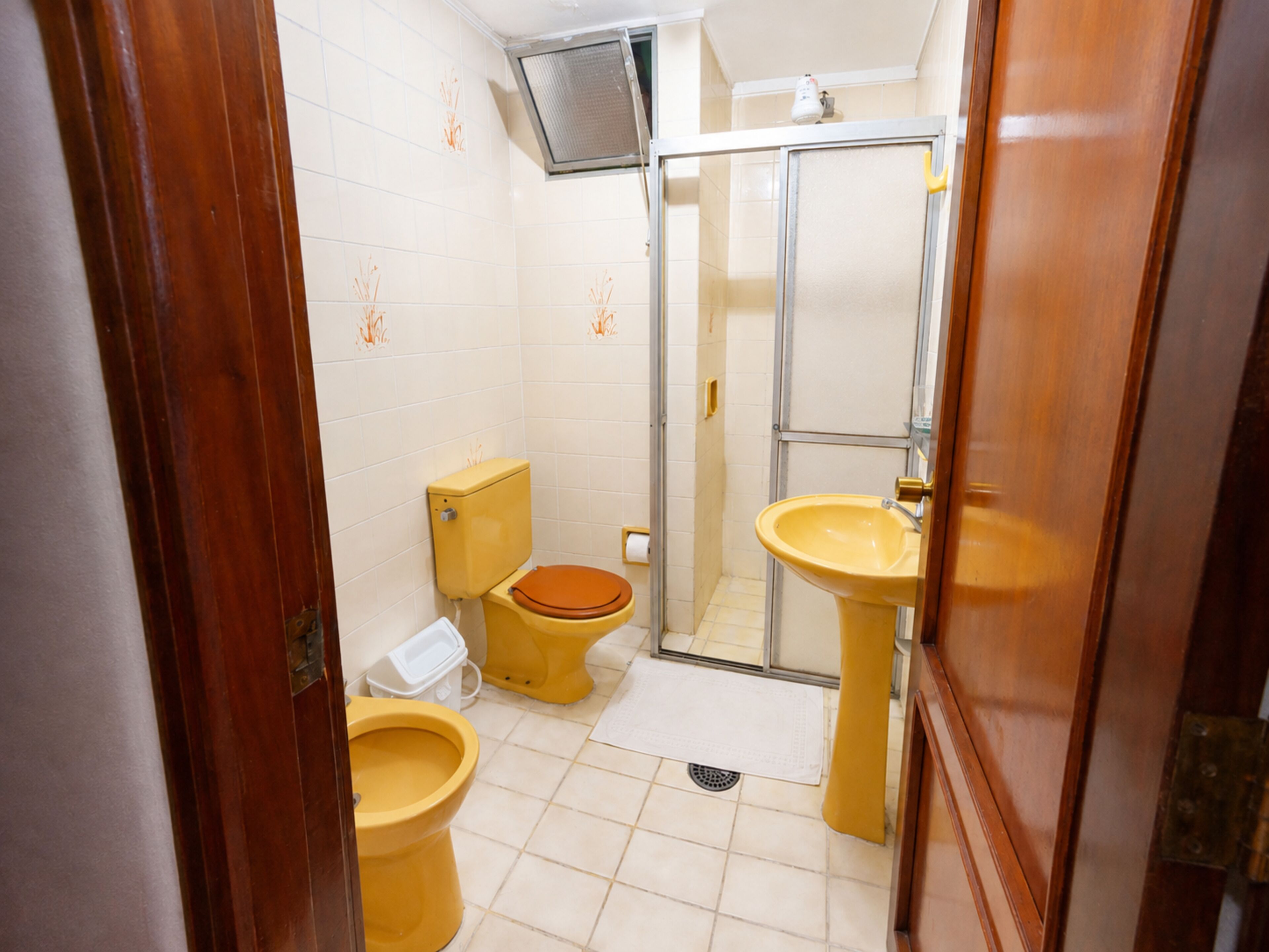 Ein Badezimmer mit Toilette, Bidet und Waschbecken.