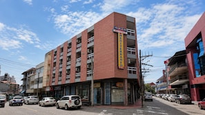A multi-story hotel with a prominent sign for the Gran Hotel Mediterraneo.