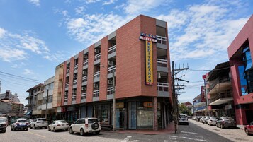 Un hotel de varios pisos con un letrero llamativo del Gran Hotel Mediterraneo.