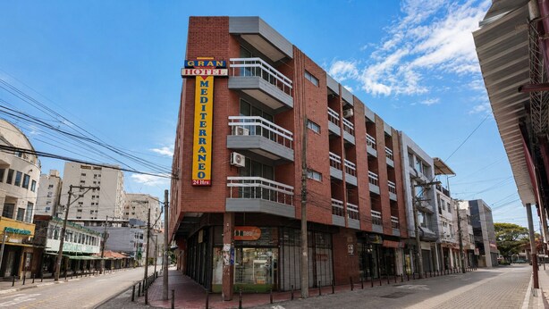 A multi-story hotel with a prominent sign for the Gran Hotel Mediterano. - Gran Hotel Mediterráneo (Santa Cruz de la Sierra)