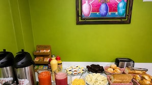 A breakfast buffet with various food items and beverages. - Gran Hotel Mediterráneo (Santa Cruz de la Sierra)