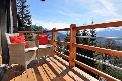 Spacious chalet with a balcony and terrace offering a panoramic view of the Rhône Valley