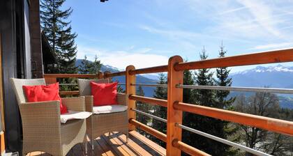 Spacious chalet with a balcony and terrace offering a panoramic view of the Rhône Valley