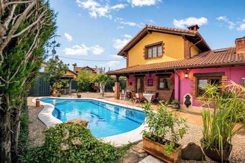 Vacation home with a private pool and garden, a barbecue, and close to beaches.