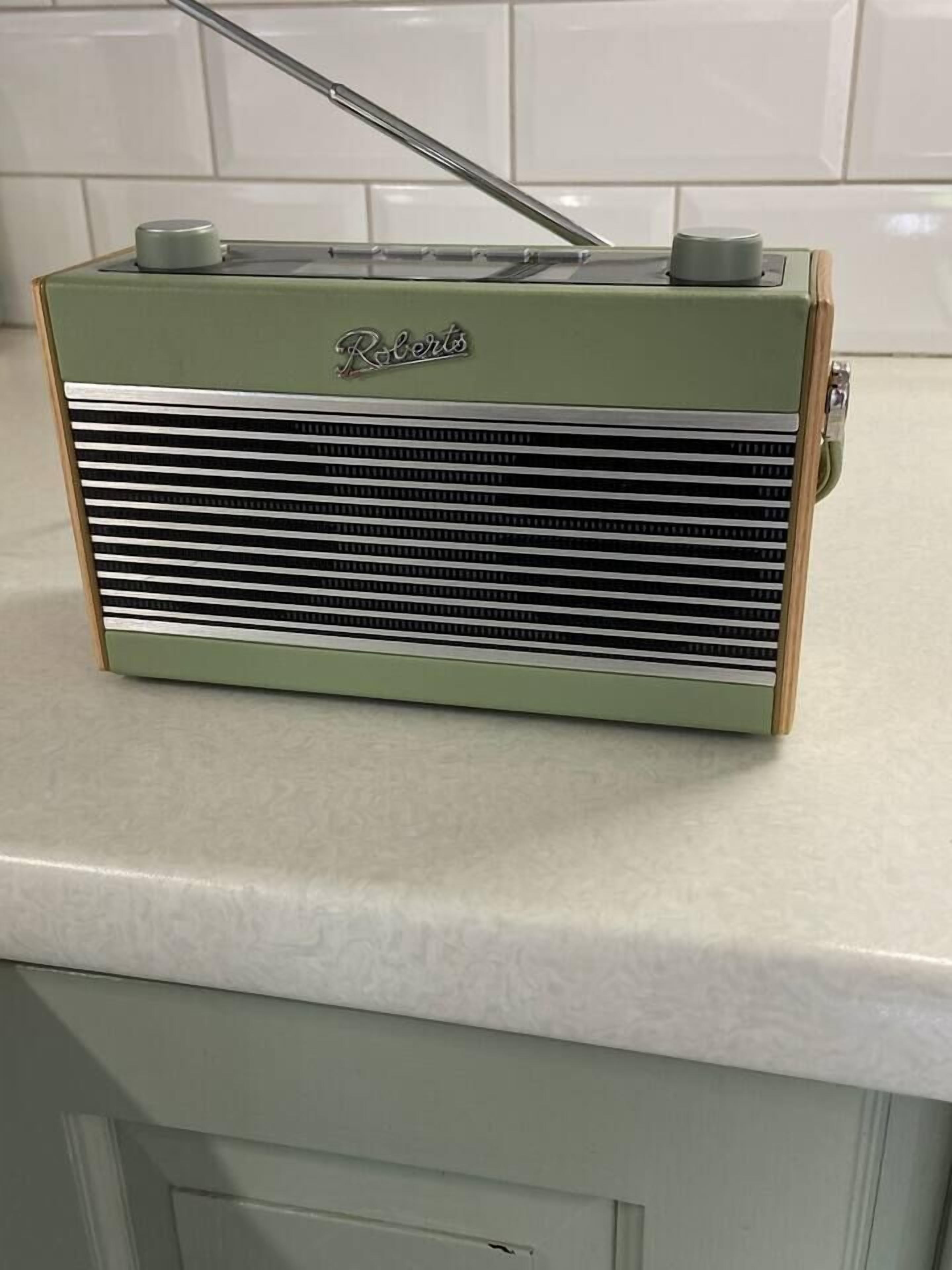 Rádio antigo da marca Roberts em bancada de cozinha.